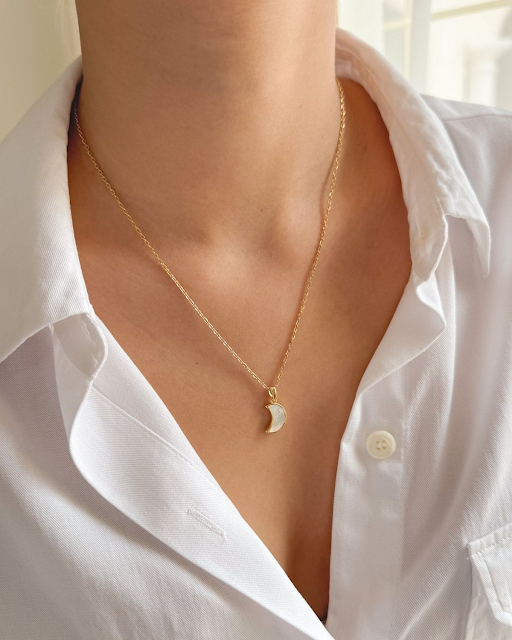Moonlit Charm – 925 Silver Crescent Pendant Necklace
